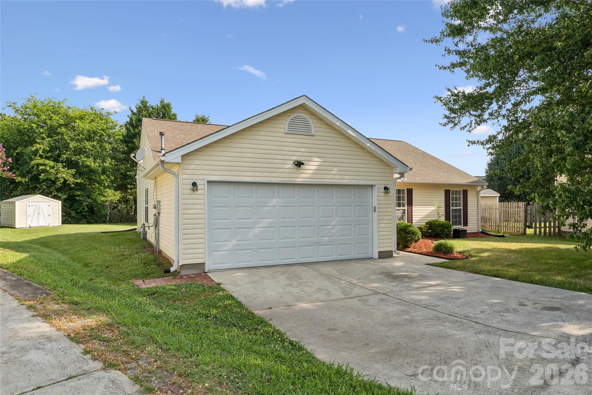 Don't miss this rare find! Features a bright, open floor plan with stylish updates, fresh paint, and modern flooring throughout. Spacious primary suite with ample closet space. Enjoy low-maintenance living and fantastic community amenities. Prime location—just minutes from shopping, dining, I-77/I-485, and a quick commute to Uptown.
