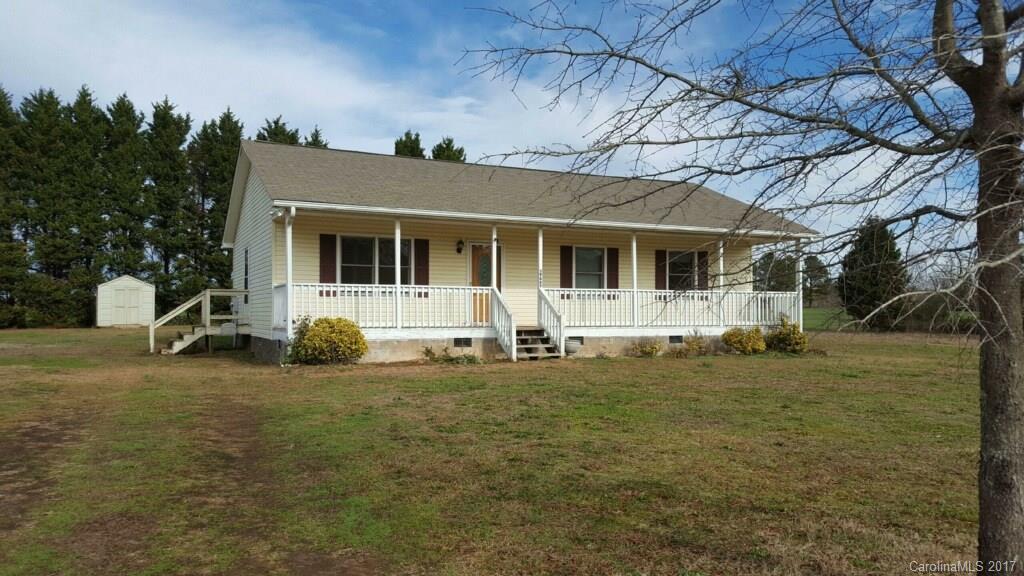 Want to live in the Country just outside Albemarle (5 miles to town) ? This is it! Rarely do you find a 3 bedroom 2 bath home in great condition for $600 a month!!  First month's rent and one month security required to move in.
Immediate availability!