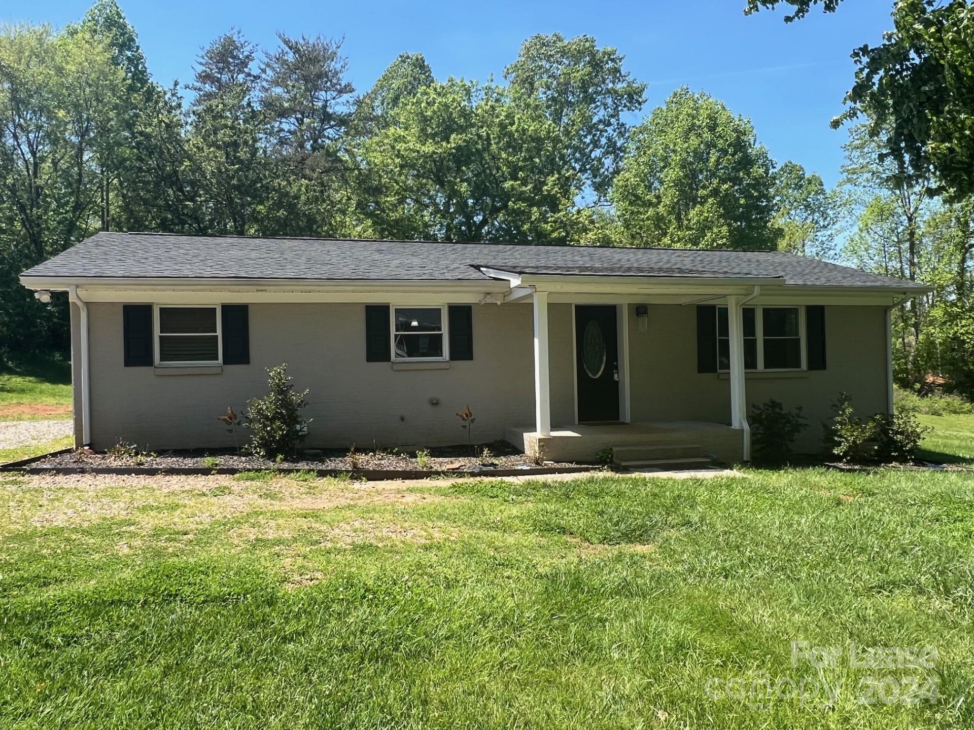 Cute renovated 3 bed/2 bath ranch home on a large lot with no HOA! Vinyl plank floors, stainless steel appliances. Nice covered front porch. Convenient location to easily get to Hwy 16, Hwy 10 and Hwy 321
Mandatory Resident Benefits Package is an additional $25/mo and offers many great benefits (air filter delivery service, 24/7 maintenance, maintenance reimbursement for unintended charges/lock outs, credit building, rewards program, utility connection concierge, and more!)