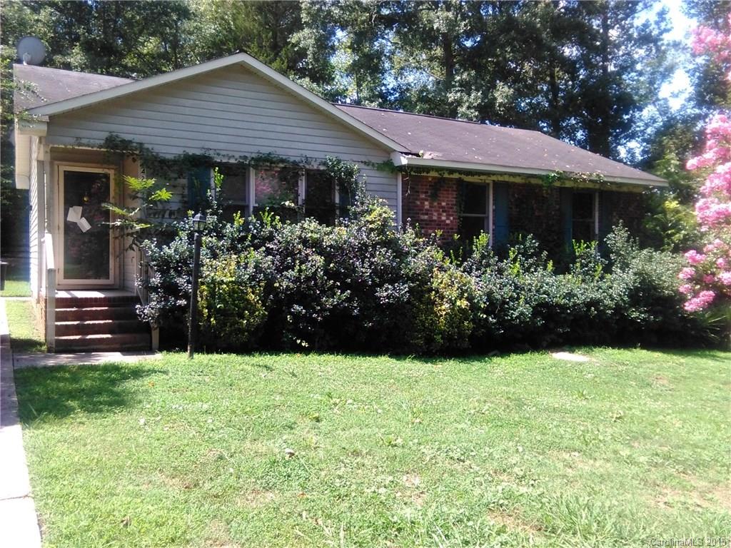 Awesome 3 BR home located in a well established neighborhood. property located in a large corner lot. Call us today to schedule an appointment. Don't miss the opportunity.