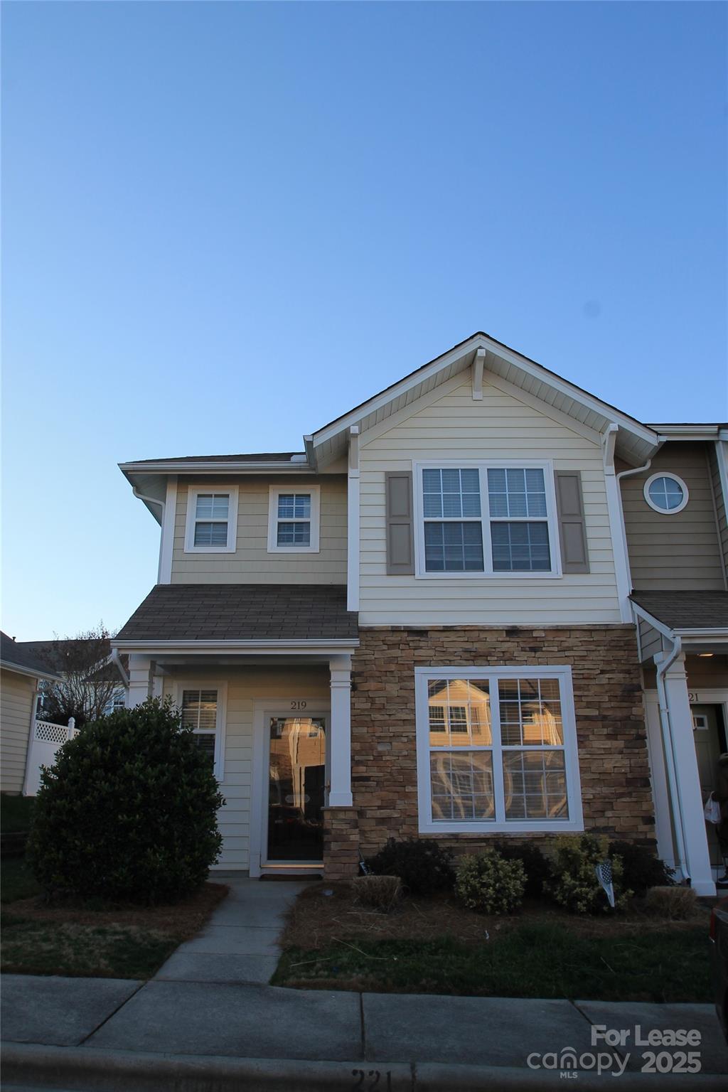 Nice End Unit Townhome Located in the Fieldstone @ Waterstone HOA in Fort Mill, SC, 3 Bedrooms (All Bedrooms Upstairs), 2.5 Bathrooms, Dining Room/Office, Open Living Room with Gas Fireplace, Eat In Kitchen with Range, Refrigerator, Dishwasher and Microwave. Laundry with Washer/Dryer. Patio with Fenced Area. Single Family Only.
No Smoking/No Vaping. No Pets. Maximum Occupants 5.
Home is currently occupied. Viewing appointments will only be scheduled with approved applicants. Approximate availability date is 3/20/2025. (This date is not guaranteed and subject to change.)