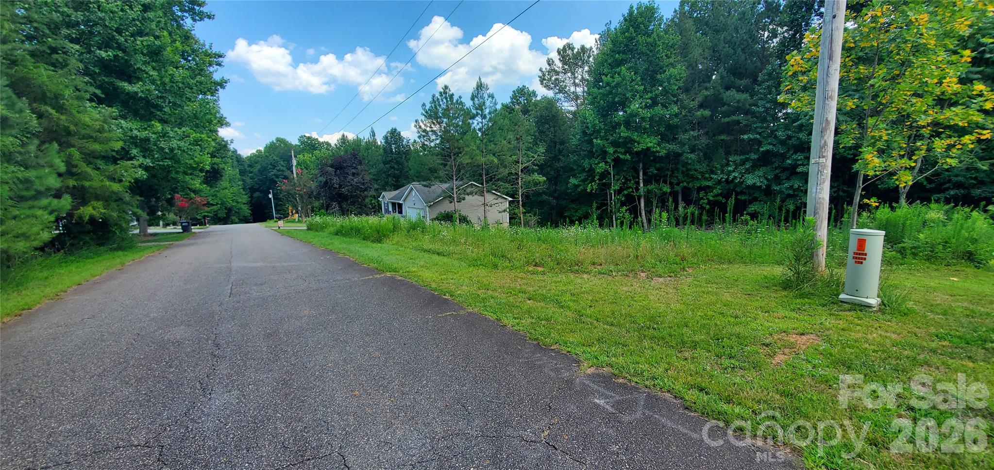 Building lot with water ready to build in desirable location of north Iredell County.