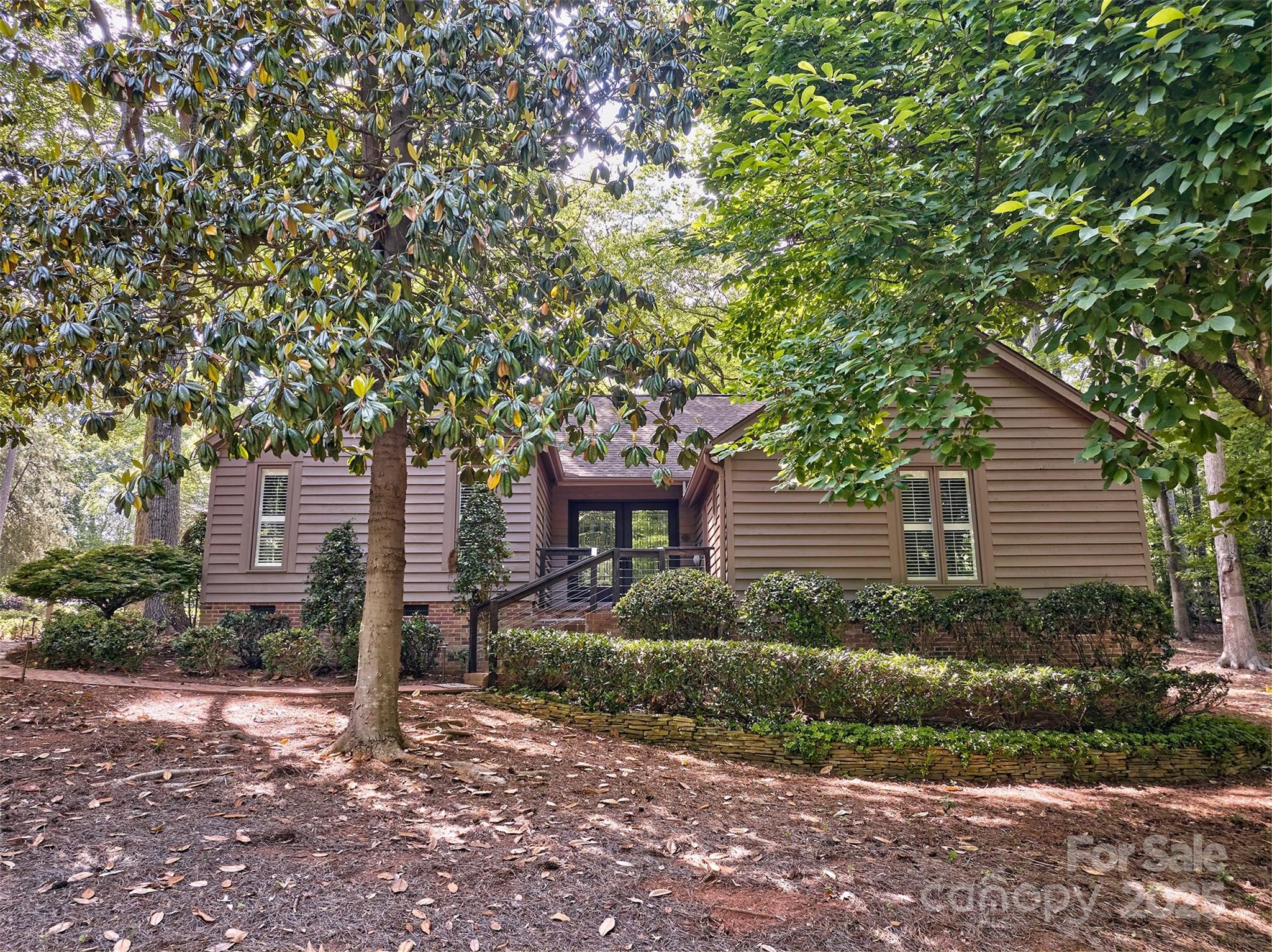 WELCOME TO THE GREAT NEIGHBORHOOD OF RIVER HILLS AND RANCH LIVING.  WONDERFUL SIZE HOME WITH FLAT BACKYARD AND HUGE PATIO/DECK TO ENJOY THE OUTDOORS! UPDATED KITCHEN AND BOTH BATHROOMS.  GREAT ROOM WITH STACKED STONE FIREPLACE AND CATHEDRAL CEILINGS WITH BUILT INS ON EITHER SIDE. ALL NEW CABINETS AND BUTLER PANTRY IN THE KITCHEN.  HOME LOCATED ON A QUIET CUL DE SAC OF 5 HOMES.  EASY ACCESS TO THE BACK GATE ENTRANCE.  RIVER HILLS NEIGHBORHOOD OFFERS CLUBHOUSE, 18 HOLE GOLF COURSE, 2 POOLS, MILES OF WALKING TRAILS, GARDENS, WATERFRONT PARK WITH SANDY BEACH AND PICNIC PAVILION, MARINA AND SEVERAL PLAYGROUNDS .  SO MUCH TO ENJOY.  LOCATED IN THE AWARD WINNING CLOVER SCHOOL DISTRICT . EASILY COMMUTE TO AIRPORT , CHARLOTTE, BELMONT, ROCK HIL AND BEYOND. COME SE THIS 1.