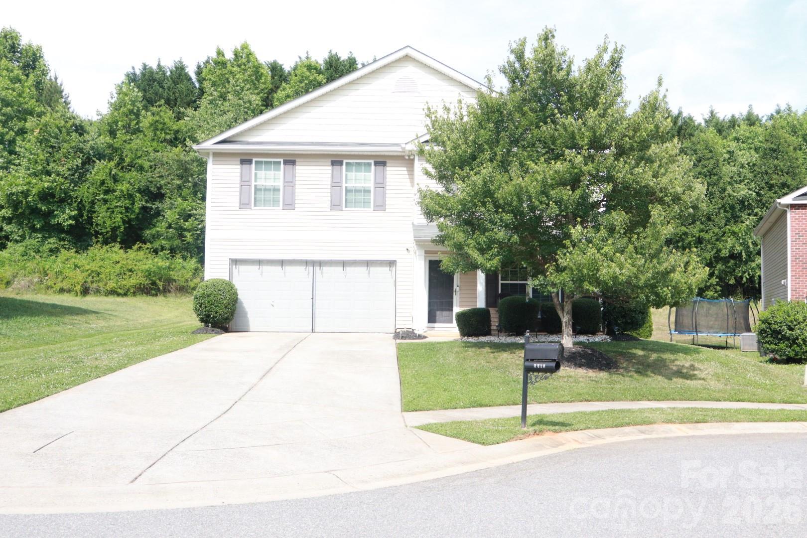 An incredible opportunity to make this home yours! Boasting over 2,700 square feet, this property offers spacious living with room to relax, entertain, and grow. Conveniently located near I-77 and I-85, commuting is a breeze while still being just minutes from a variety of dining and shopping options. Enjoy generous living areas, comfort, and functionality in a location that truly has it all. Don’t miss out on this exceptional home!