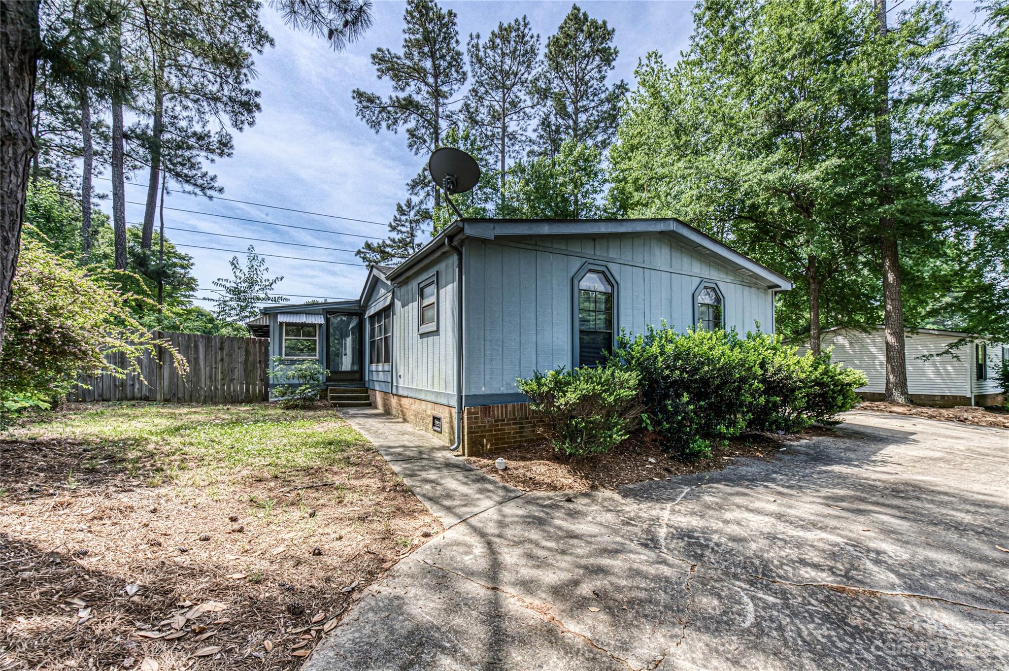 1172 Southwood Drive Clover, SC 29710

Come see this beautiful cozy 3 BR 2 BA house located in Lake Wylie! You will love the fenced in back yard, matching appliances, spacious bedroom, with a cozy fireplace to warm up to. Within minutes of the Lake Wylie where you can enjoy your days! 

This house features the following:

• New carpet in bedrooms
• Three spacious bedrooms
• Two full bathrooms
• Washer and dryer hookup with separate laundry space
• Wonderful round about driveway
• A beautiful closed off screened porch
• Amazing back yard space with a shed included
• Great size deck for entertainment 

Neighborhood schools:
•Crowders Creek
•Oakridge Middle
•Clover High School

With obvious curb appeal, so many upgrades and a reasonable rental rate, this Clover home is definitely A MUST SEE! New View Realty Group would be happy to have one of our property managers give you a personal tour on a day and time convenient for you.