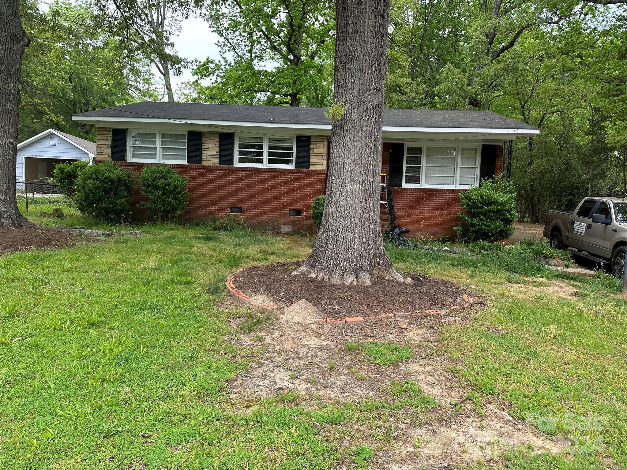 3 bedroom, 2 bath brick ranch, living room, kitchen/den combo, pew paint inside and out, central air and heat.