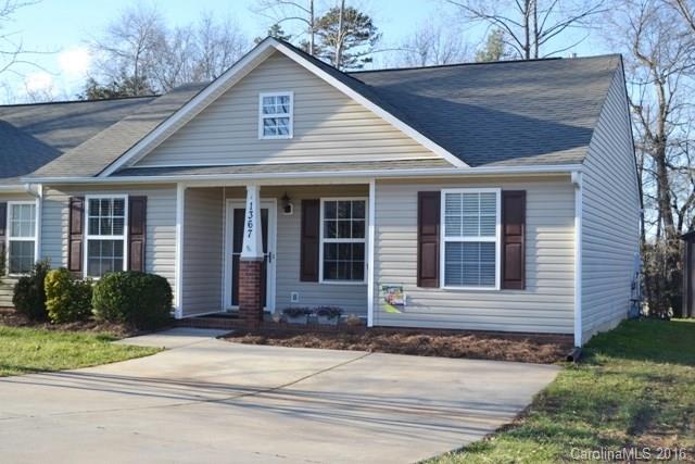 Like new end unit in Copper Creek! 3BR/2BA one story with covered front porch, vaulted living room!  Split bedroom plan w/vaulted ceiling, private bath, and spacious walk in closet in the MB.  Spacious kitchen with dining room combo overlooks wooded back yard.  Private patio and storage building for added space!