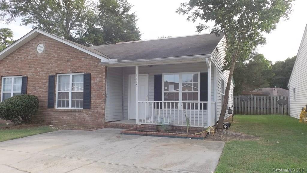 Easy living in this one story Town Home with NO HOA.  Whether it's your first home or your last, this home is a great choice.  Open plan with huge living room/ dining room combo.  Fully equipped kitchen with washer/dryer space in the closet.  Great room mate plan with 2 large bedrooms and 2 full baths.  Call today!