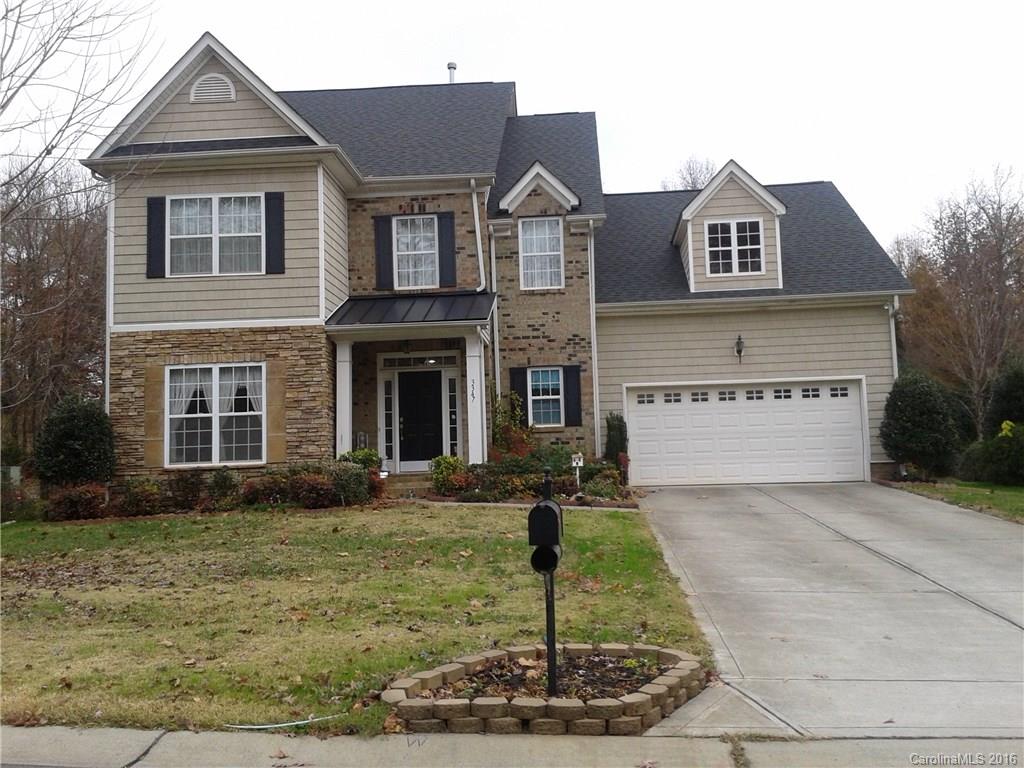 Great location, gorgeous 5 bedrooms, 2 1/2 bath in Fort Mill.  Master bedroom on main with tray ceiling, double vanity, garden tub, separate shower and walk in closet.  Kitchen granite countertop, back plash, 42 in. cabinets, new electric cook top, and new dishwasher.  Security camera installed with 2 camera inside and 6 camera outside.  Beautiful back yard with gazebo, outdoor living space for family and friends.   Regent Park Golf Course has been sold.