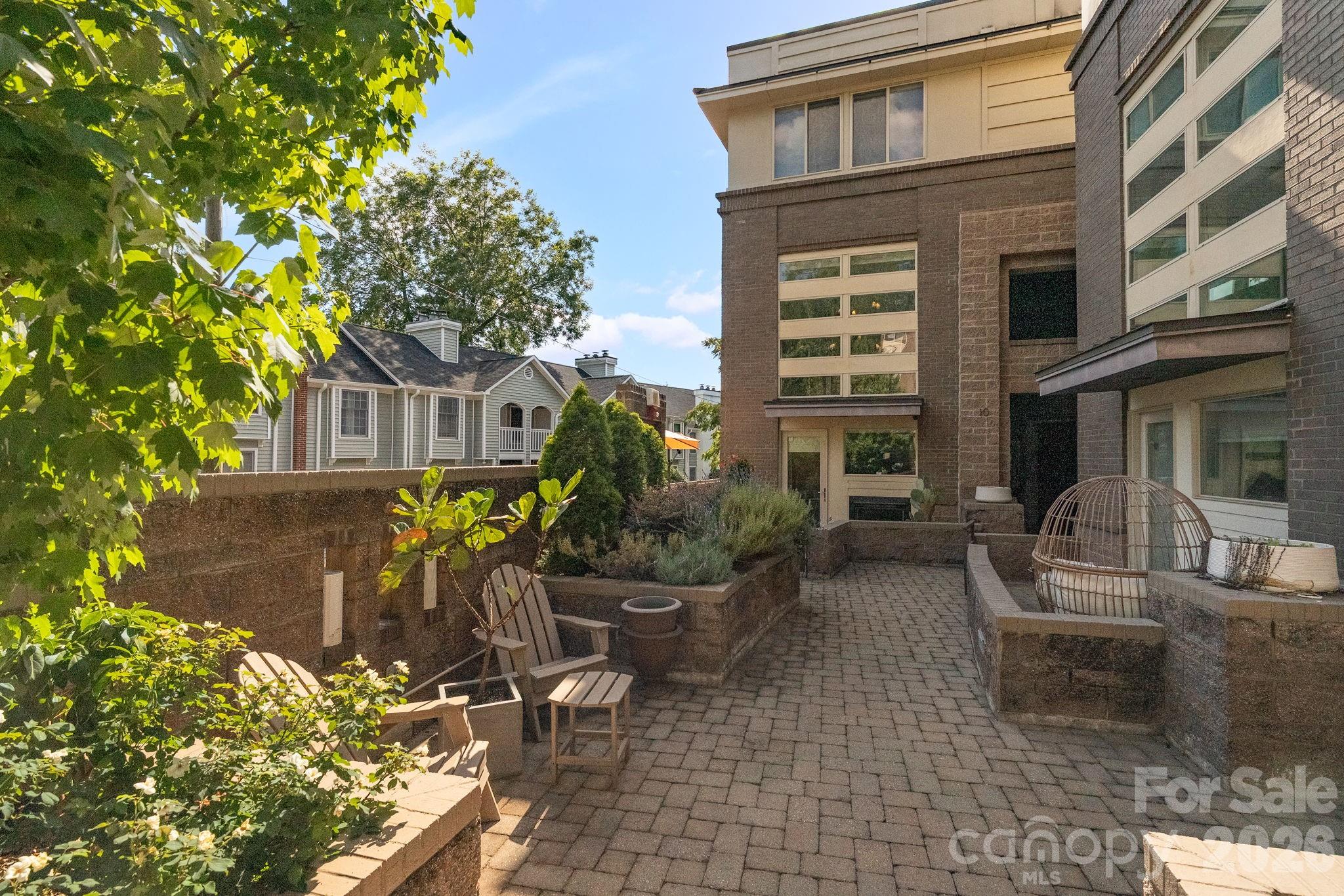 420 Queens - Residential