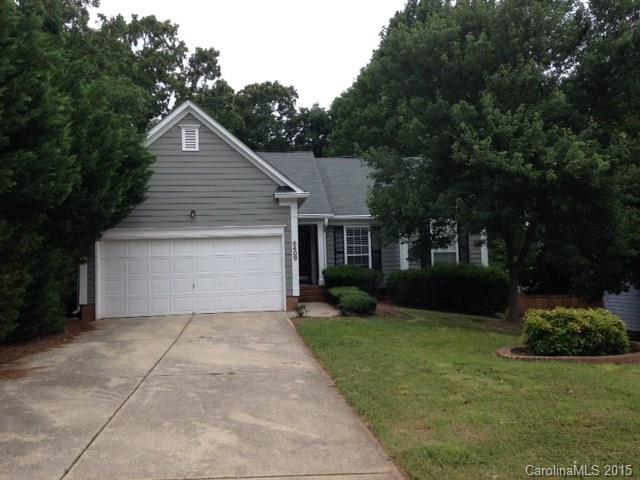 Quaint 1 Story home with a fenced in yard. Southminster has vaulted ceilings in the living room, stainless steel appliances with granite countertops in the kitchen, a fireplace in the den and inviting private back yard.