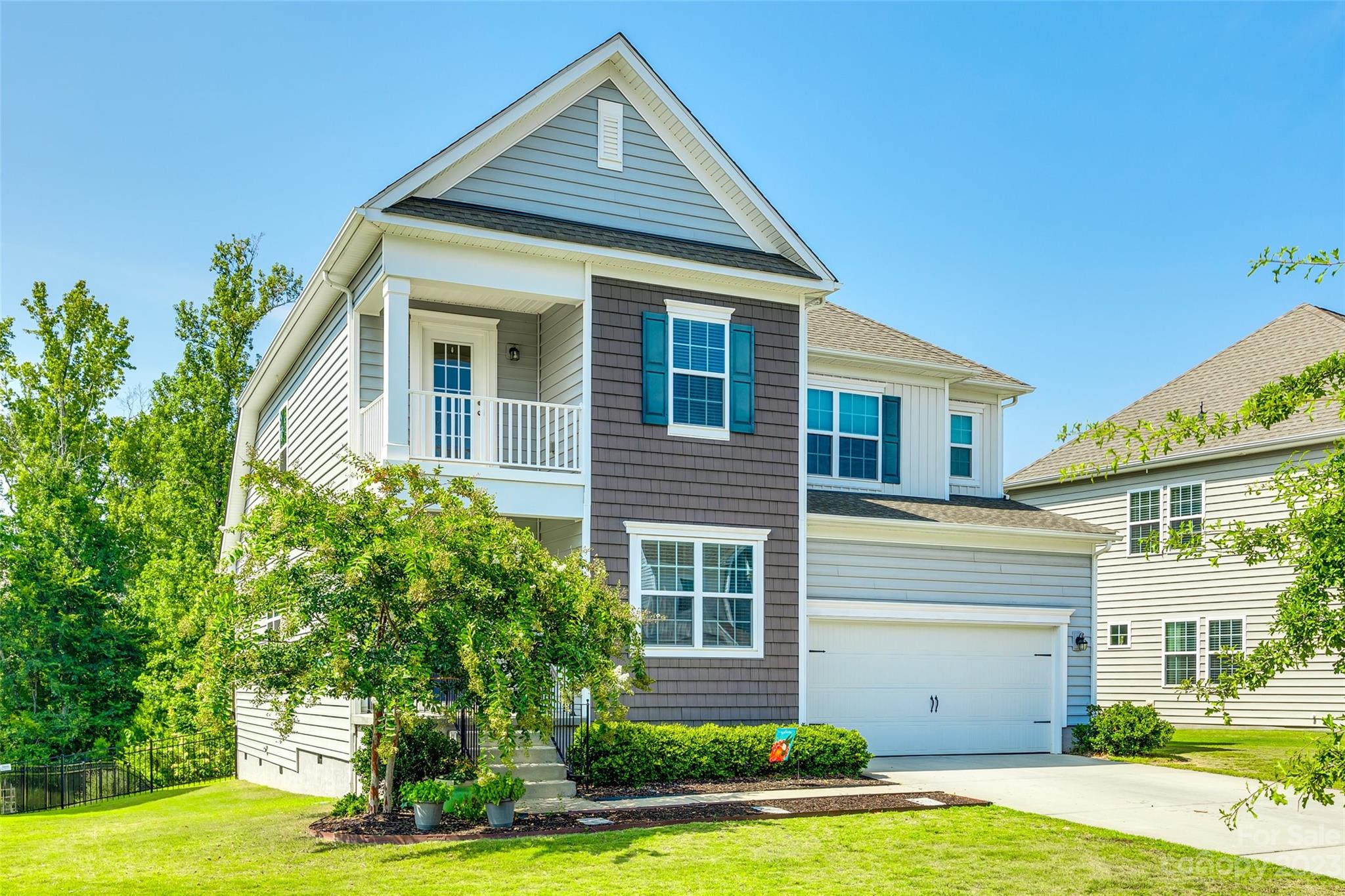 Beautiful home in highly desirable Waterside at Catawba neighborhood! This home features 4 bedrooms and a loft. Primary bedroom suite is located on main level. Office/sitting room, laundry and open concept kitchen/breakfast area/family room all located on the main floor. Upstairs are the remaining bedrooms and 2 full baths. Backyard is fenced and leads out to the walking trail. Community amenities include: pool, clubhouse, walk trails, playground, tennis courts, basketball court. Award winning Fort Mill schools -- don't miss the chance to make this your home sweet home!

Professional Measurements included in pictures.