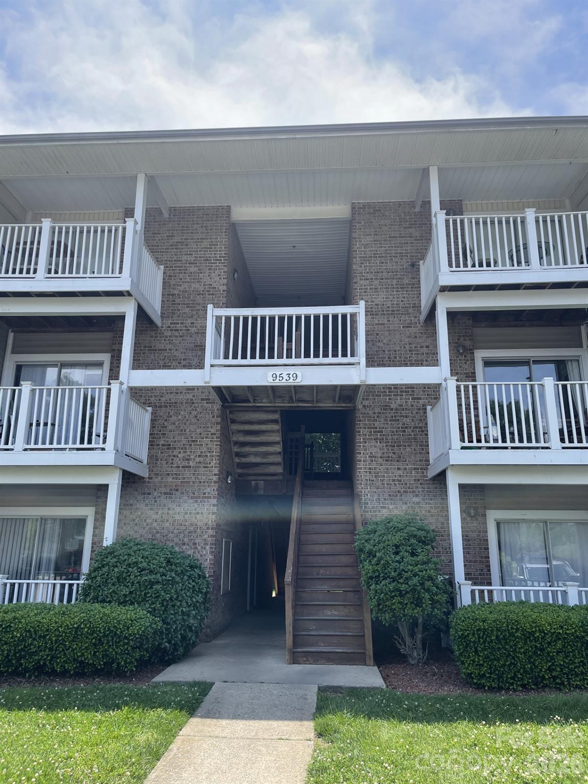 Part of an 11 unit portfolio for sale. This unit is currently occupied until July 15th 2026 but can be purchased now.
* Granite Countertops
* Newer Stainless steel kitchen appliance
* Washer and Dryer included in your unit
* Updated floors and ceramic tile
**Tenant requires 24 hour notice before showing.