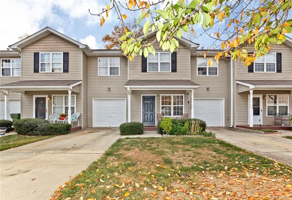 Charming home in great community! Perfect for first time home buyer or anyone looking for easy maintenance living! Seller is offering a home warranty (up to $500) making this the perfect worry free home. Schedule  a showing today, will sell quickly at this price!