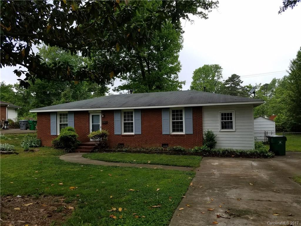 BRICK 3 BEDROOM - 1.5 BATH RANCH HOME IN WINDSOR PARK NEIGHBORHOOD.  HOUSE HAS GAS HEAT AND CENTRAL AIR, HARDWOOD FLOORS THROUGHOUT THE HOUSE, LARGE LIVING ROOM, DINING ROOM, AND BONUS ROOM IDEAL FOR REC. ROOM. RECENTLY UPDATED KITCHEN HAS RANGE, REFRIGERATOR, DISHWASHER, AND KITCHEN CABINETS IN GREAT CONDITION.  WASHER/DRYER LOCATIONS IN UTILITY ROOM OFF REC ROOM. SPACIOUS REAR YARD WITH STORAGE BUILDING AND SCREENED GAZEBO. HOUSE IS AT THE CORNER OF SUDBURY & EDSEL. **SORRY NOT PETS ALLOWED**