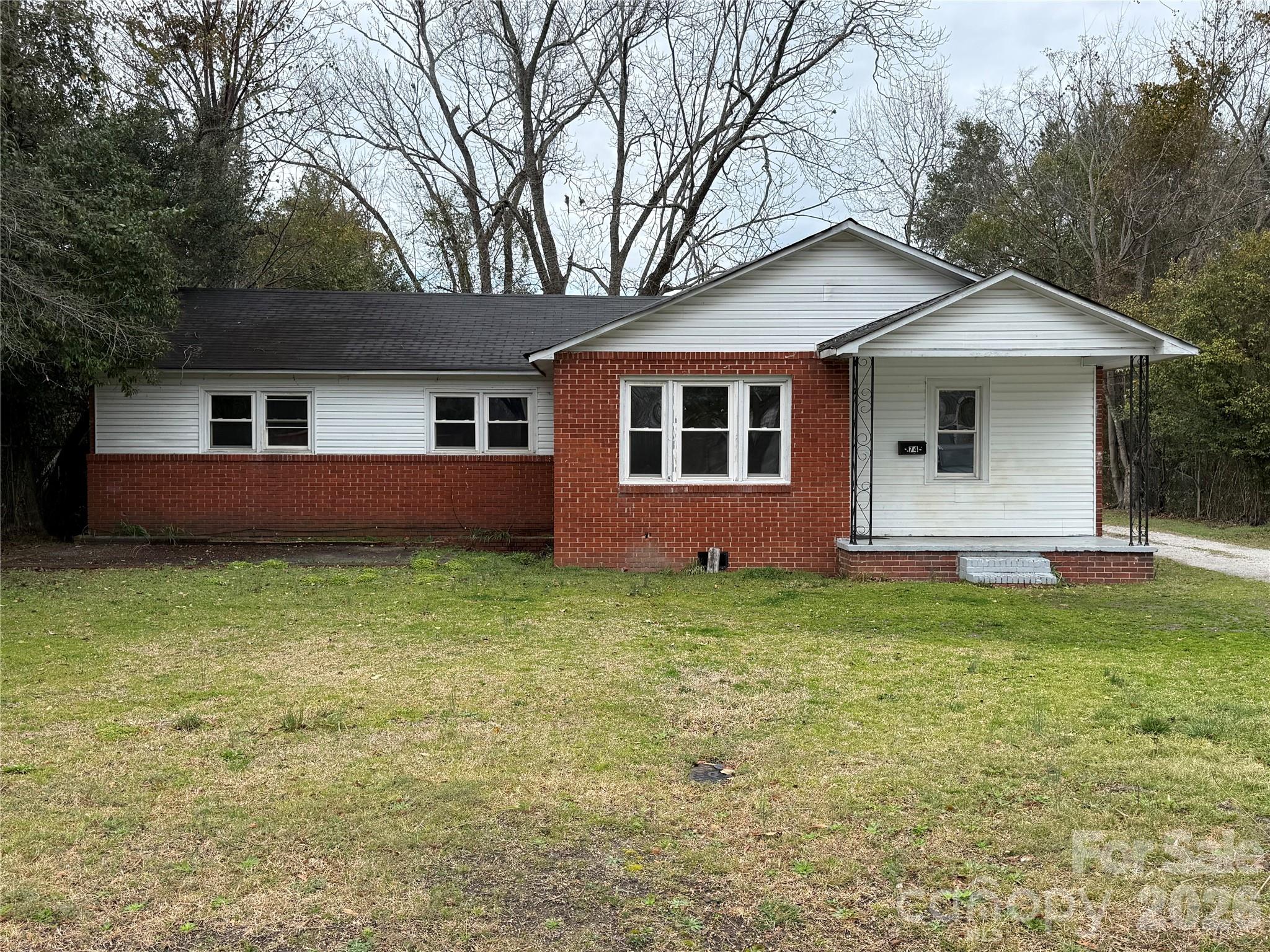 Calling all inversters looking for investment property, this is the property for you! Quaint 3-bedroom and 1-Bath home in the heart of Cheraw.  This home is just minutes to downtown, dining, shopping, schools and healthcare.  Home has spacious living areas with great size yard.  Fresh Paint
