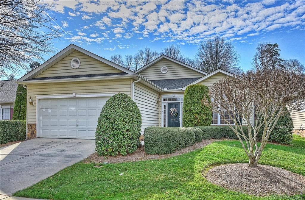 SELLER OFFERING APPLIANCE ALLOWANCE OF UP TO $3000 WITH ACCEPTABLE OFFER! 
Home has been lovingly cared for by original owner in 55+ Comm. Light & bright open floor plan w/abundant windows. Hardwoods in entry & kitchen. Large Master Suite faces back of home for privacy. Extended patio. GRANITE BEING INSTALLED. HOA includes lawn care/garbage p/u. Front & back irrigation. Enjoy all the amenities offered including pool, tennis courts, clubhouse, & resident activities! Great location close to I-77!