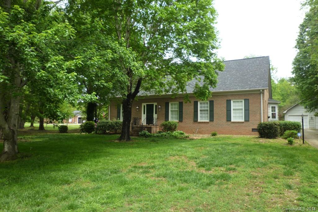 Very nice home with a 2 car detached garage and in ground pool.  Very spacious in the inside. It has a den, living room and a bonus room, breakfast area and separate dining room. Many extras!!!!