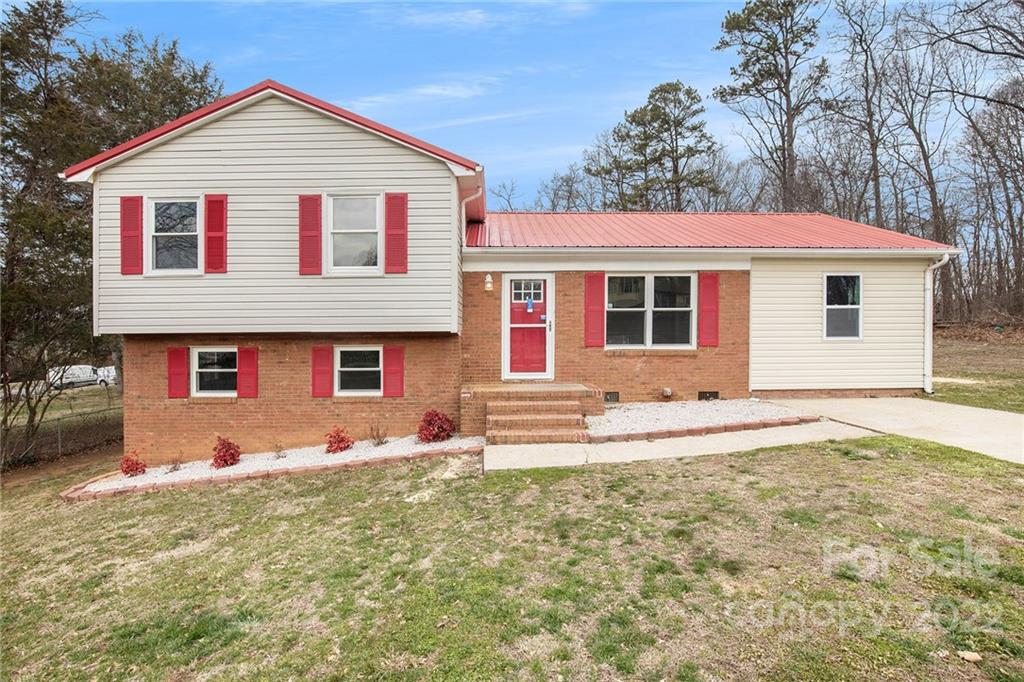Fantastic split-level home in this community with no HOA. You will love the renovated kitchen and the nice laminate floors. Huge backyard and back deck! Come check it out today!