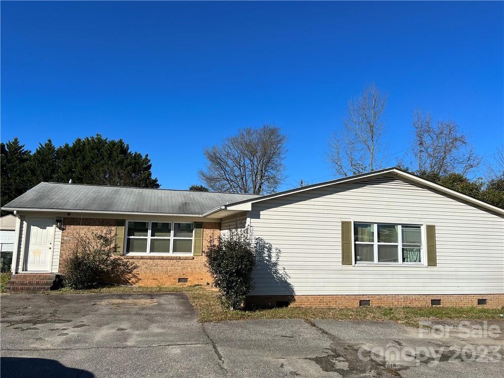 Great investor fix and up opportunity. House locates at the heart of Rock Hill, convenient access to I-77, shopping, restaurants, grocery stores. Previously was commercial zoning. A lot of potentials, you can choose to keep it as residential, or zone back to commercial as an office or retail store. SOLD AS IS.