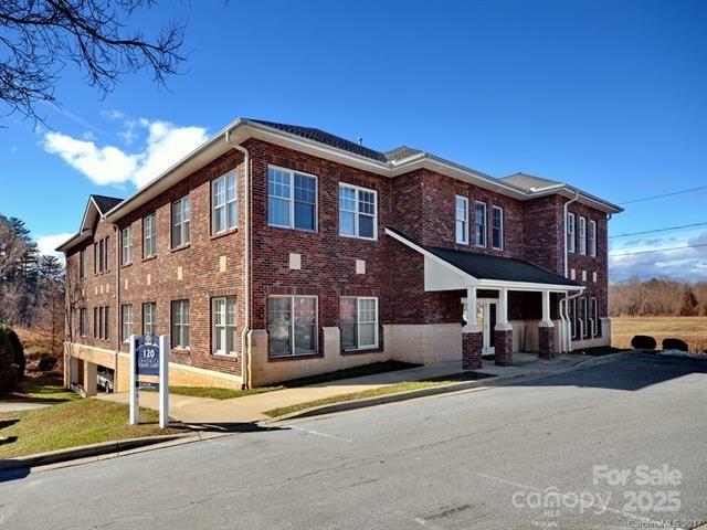 Introducing an exceptional investment opportunity in the heart of Hendersonville! This 2,583 SF office building, built in 2004, presents a prime location and ample space. Zoned C1SU, it offers versatility and potential for a range of office uses. With a single tenancy, this property provides a great opportunity for an office building investor seeking a well-maintained and modern space in a thriving area. Explore the possibilities with this attractive and strategically positioned property.