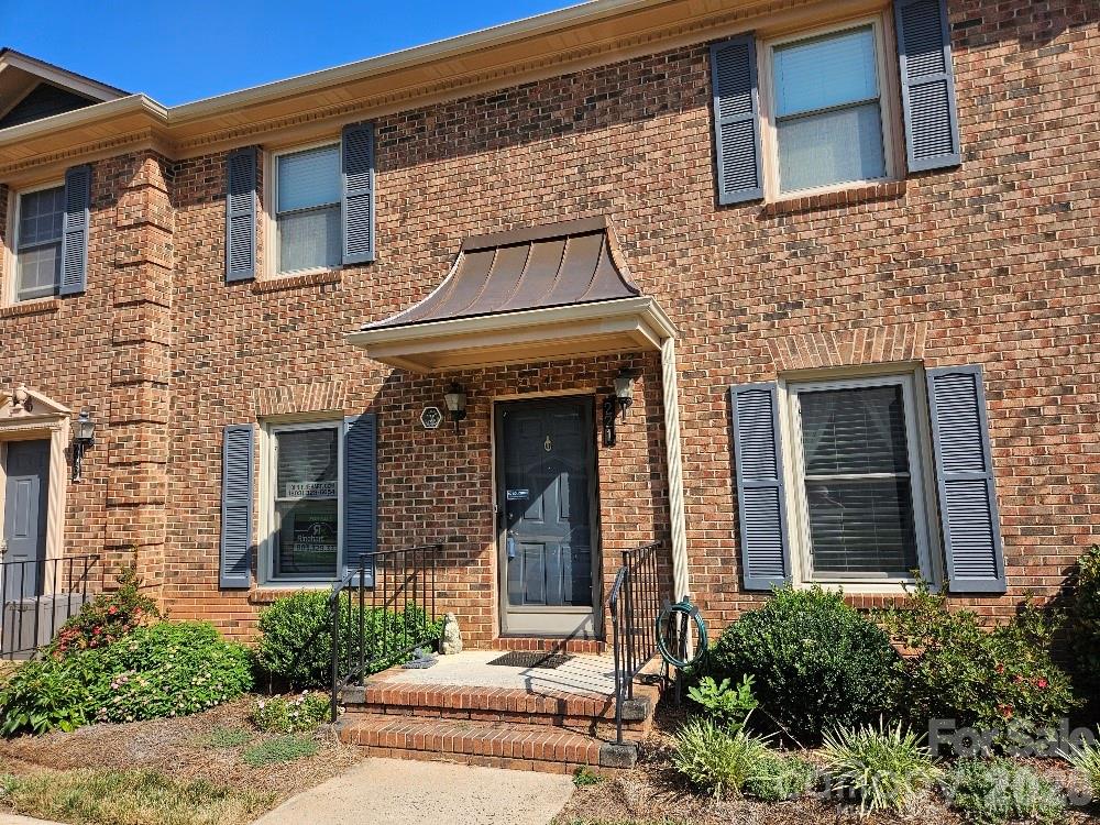 This all brick lower level condo is a charming, 2 bed, 2 bath home in desirable Olde Pointe. Features include ground level unit, bright open floor plan, functional kitchen with pantry, private screened porch. Quite community. Close to grocery stores and restaurants. Near the hospital and easy access to I-77.