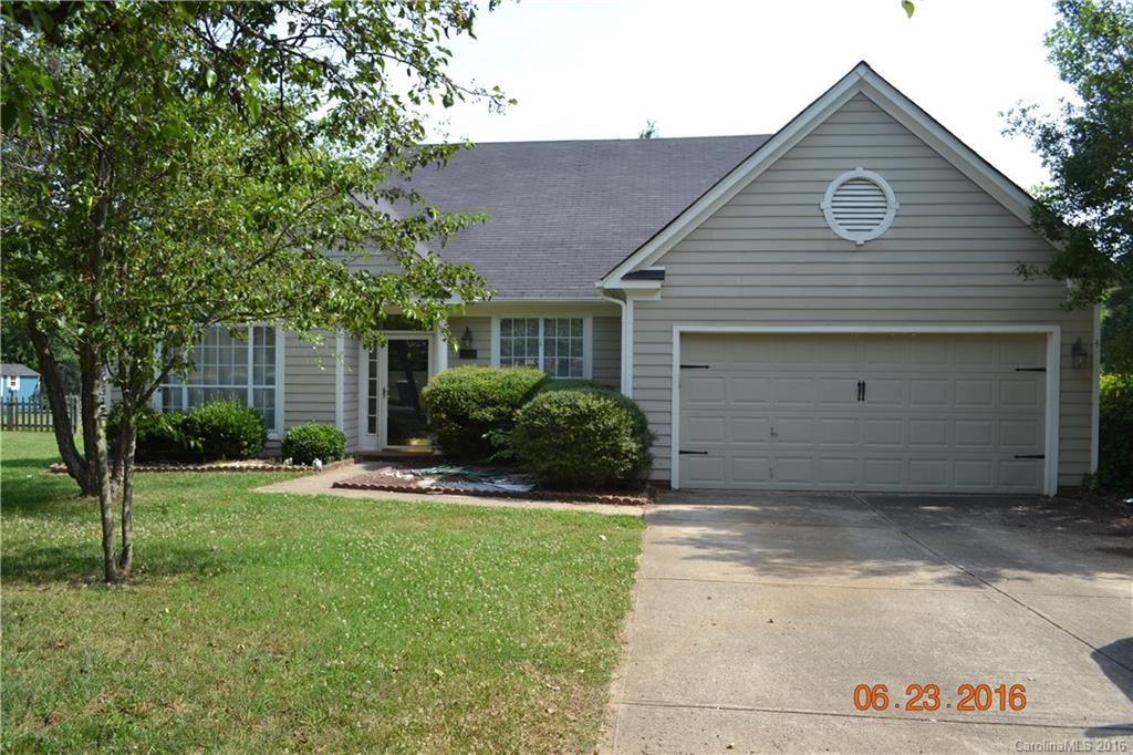 David Weekly ranch, in Yorkshire a swim & rec community, home is located on a cul de sac, vaulted ceilings, split bedrooms, double ovens, new Bosh Dishwasher, amazing play set, deck on a large fenced lot.  Washer/Dryer included.  Flat lot with a short walk to the pool, dinning and shopping near by at the River Gate shopping center.
This home has a ex large Master Bath with walk in closet, whirlpool garden tub, separate shower, and water closet.
Hurry this one is amazing!