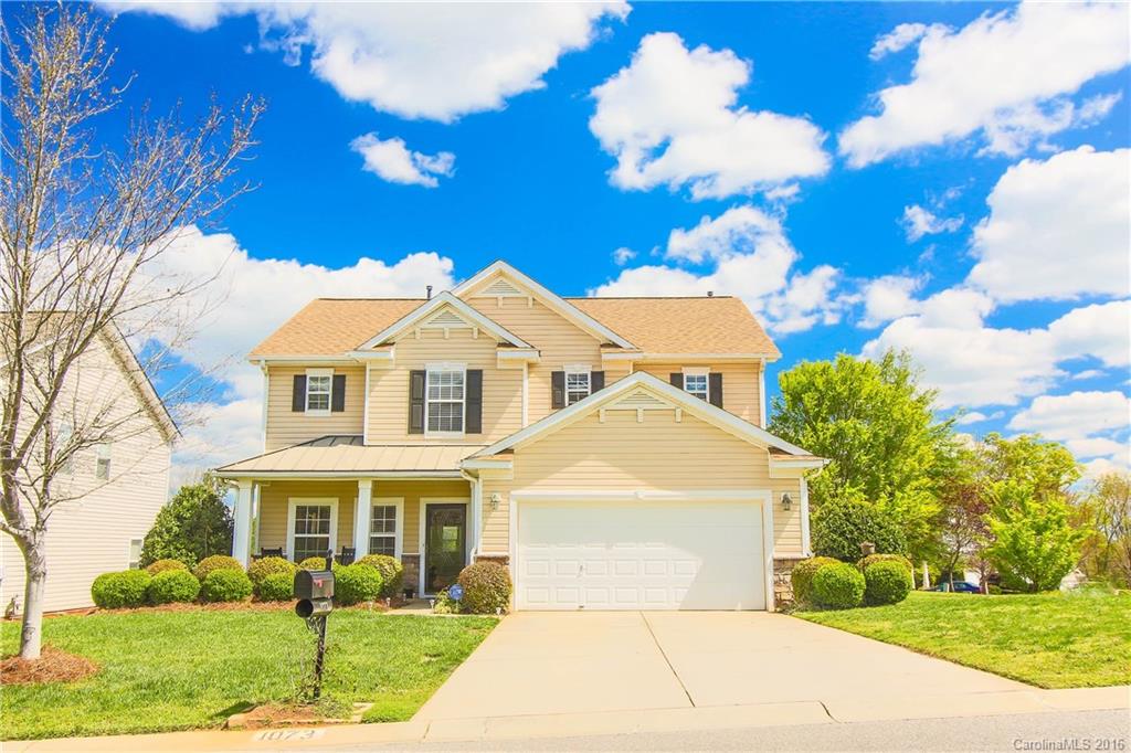 Beautiful & welcoming Fort Mill home in English Trails! Bright & open floor plan, hardwoods throughout main level, spacious kitchen with dining area flowing into the family room with comforting gas fireplace. Large master retreat w en-suite, dual vanity & walk-in closet. Large/level fenced back yard with patio perfect for outdoor enjoyment. Immaculate & well-maintained home, with great community amenities & conveniently located to I-77. Don't let this home slip through your fingers!