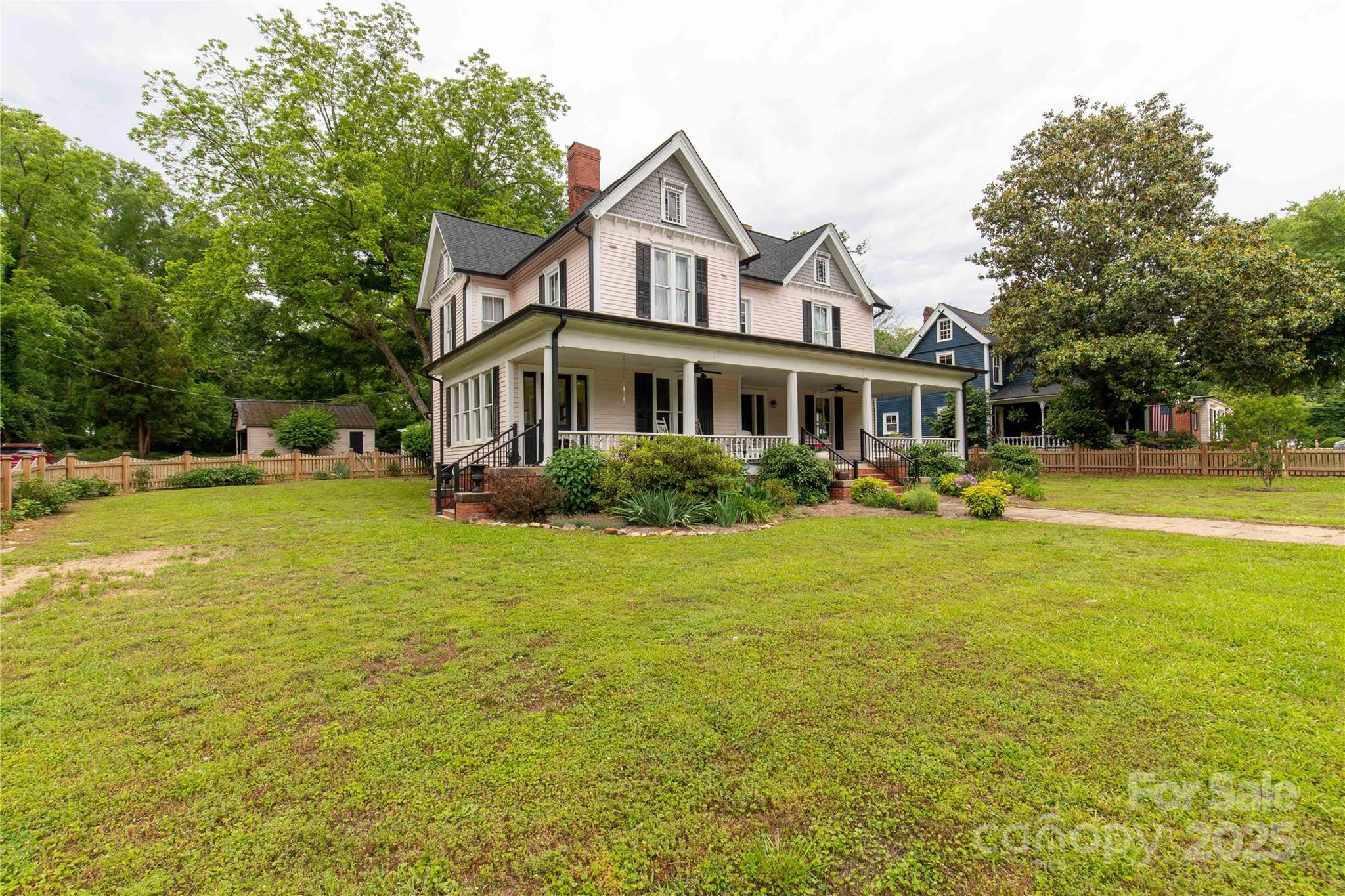 Wonderful home on the historic national registry known historically as “the Houston House” or “the Marrying House”. This house has been featured nationally in “Bride Magazine” and locally in multiple publications.
5bd/3.5br with 4,799 sq ft of heated space. Beautiful covered front porch, large spacious rooms with charm and character. Large level lot in the center of York’s Historic District. Don’t miss this opportunity to own a unique piece of history.