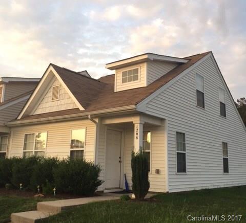 Superb location whether you live in Charlotte or work in SC! Minutes from Ballantyne and new shopping areas
Open floor plan and the privacy of an end unit make this a nice find!