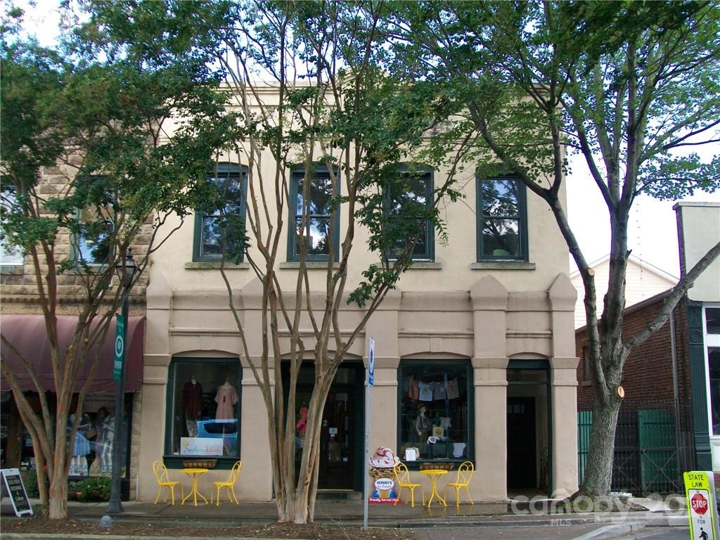 Nice 2 story Historical Building in the middle of Downtown York. Retail store downstairs, 2 apartment upstairs. 1 - front apartment has 2 bedrooms and 1.5 baths. Rear apt has 1 bedroom and 1 bath.