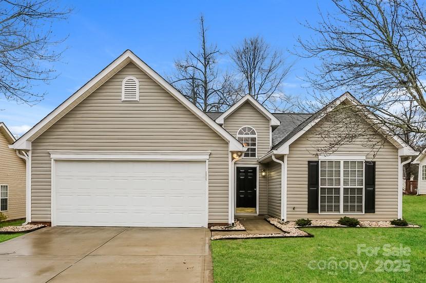 Don't miss this ranch in Longview Oaks! The large, vaulted family room with fireplace leads into a bright kitchen with plenty of storage and counter space. All bedrooms are well sized including the vaulted master. Close to town, Winthrop, Boyd Hill Rec Center, shops, restaurants and all things Rock Hill!