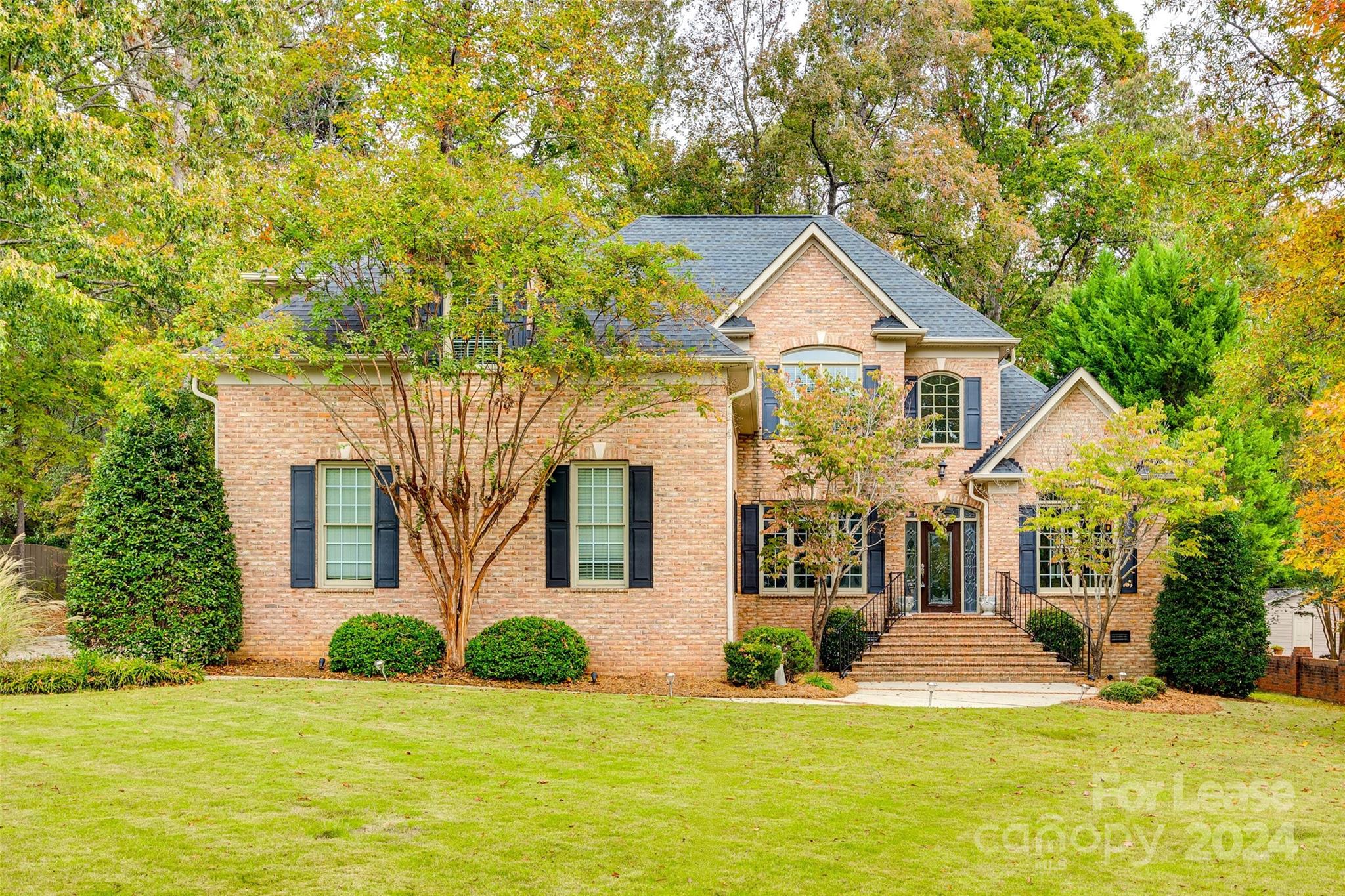 Gorgeous all brick home nestled in Rock Hill's desirable Wedgewood community. 4 bedroom 3 and ½ bath with large master suite on the main level. Open floor plan with formal dining room and great views from the great room. Community features walking trails and playground. Great location, convenient to nearby restaurants, shopping, and schools!