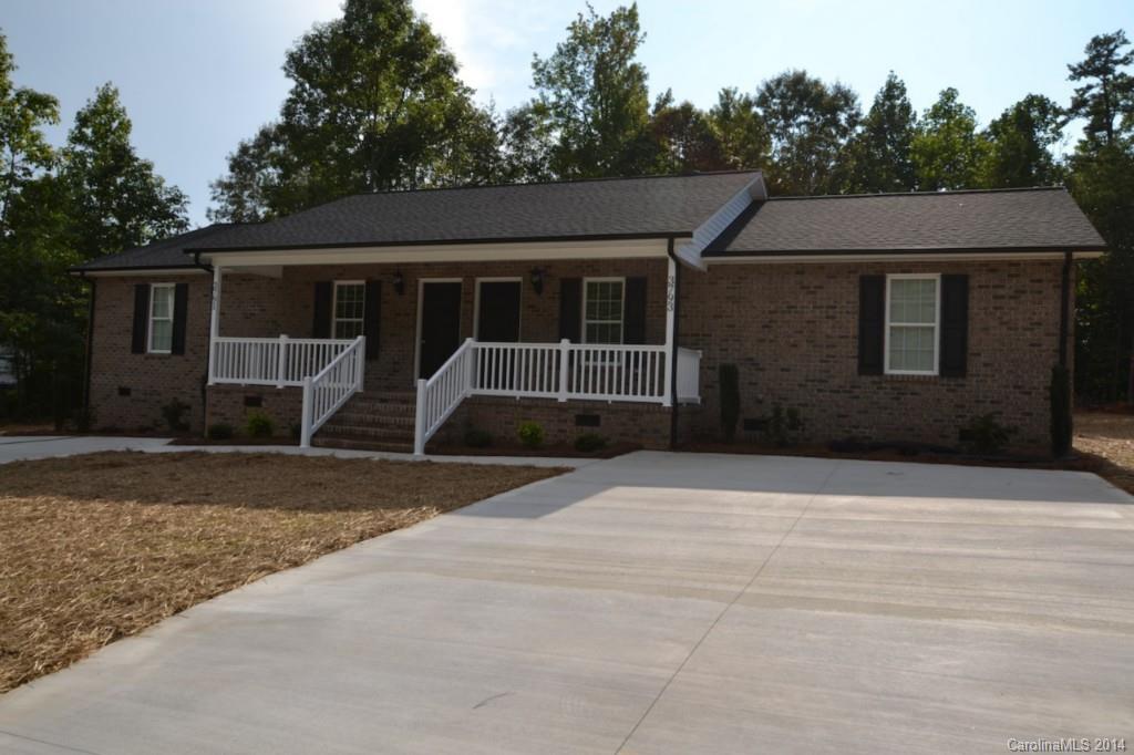 Newly built Duplex for rent with 2 bedroom,s one bath, 950 square feet, with all appliances included (washer & dryer to). 2 minutes from new 16 at 150 (25 minutes to uptown, 10 to Lincolnton, 20 Mooresville). Full brick (more energy efficient) Laminate floors throughout (no carpet).Granite countertops, tile backsplash, pantry and 4 ceiling fans. Covered porch and a back patio. Short term lease (6 month available) at higher price. Call Agent for details.