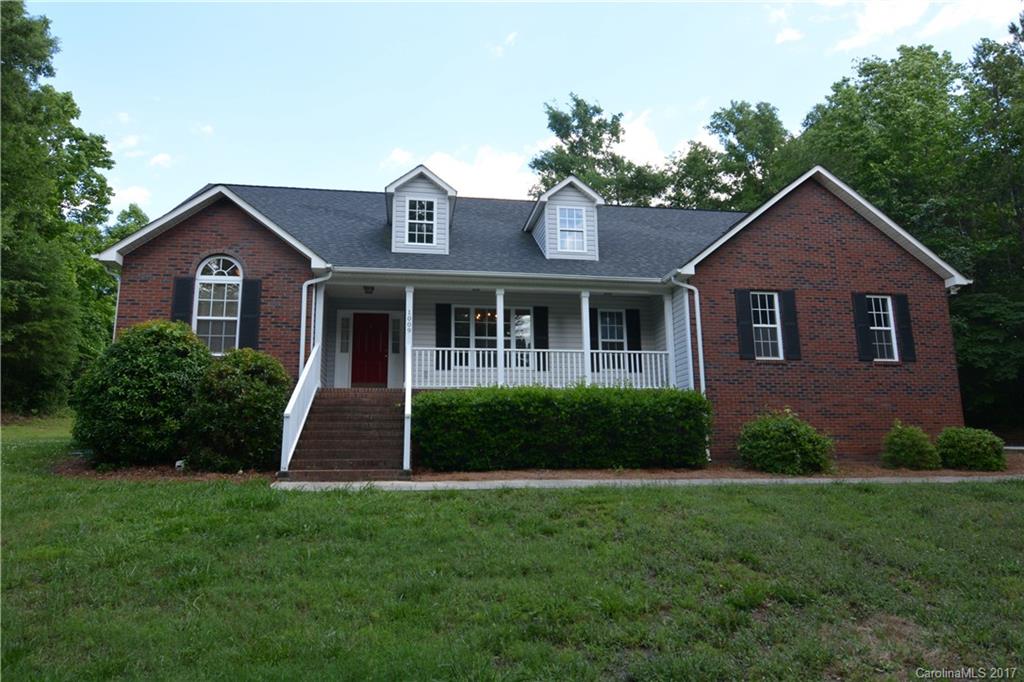 Adorable ranch home, located in the Clover school district, on 1 acre! What more can you ask for? Split floor plan. Located right down the road from Lake Wylie, and a short commute to Charlotte! Qualifies for USDA 100% Financing, $0 down!