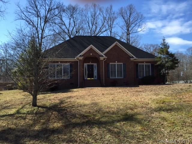 In the heart of historic Ft Mill sits this beautiful newer (blt 1998) brick ranch!  3bds 2bths all on one level with hdwds in entry, kitchen, brkfst, huge kitchen with island, double pantry, kenmore appliances replaced 2012, slick nine foot ceilings, heavy moldings, chair rail and picture frame mldgs, gas log fp in grt rm, screen porch converted to fla rm, deck cleaned and ready for you to stain, lovely mstr suite, huge master bath, roof 2011, no drapes needed plantation shutters thru-out!!