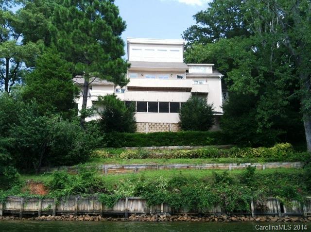 Main channel waterfront home on .78 acre. Very private, away from street & gorgeous views from every room! Large family home w/ 5 bedrooms and 5 1/2 baths, master on main. Huge island kitchen w/ quartz countertops & natural stone backsplash, stainless appliances, gas stove. Large formal dining, great room with soaring ceilings, impressive stone fireplace. Gameroom, screened porch, open decks, floating dock, boat lift w/upper dk. 2 car garage. Wonderful home to build your special family memories!