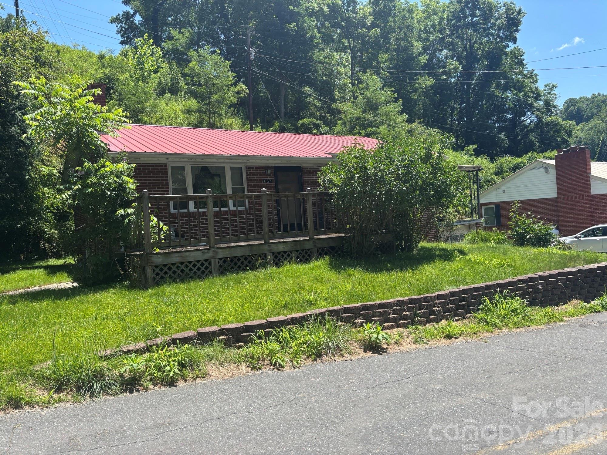 Nice brick ranch home. This home needs some updating but does seem to have good bones. This will be a great home for a started home, someone looking to downsize or an investor.   Only a short walk to the river. 2-bedroom, 1 bath home with nice, covered side porch. Home is being sold "AS IS".