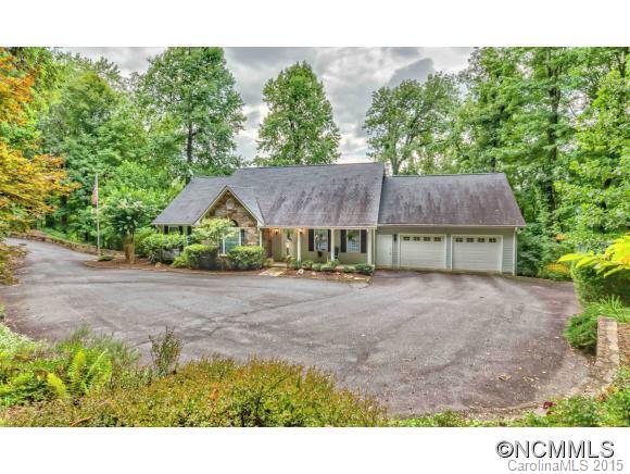 White Oak Mountain custom home on 7 acres with extraordinary Mountains views. This lovely 4BD/3BA features a grand cathedral ceiling w/lots of glass to take in the Mountains. Stone FP and large screened porch w/deck. Formal dining rm, kithchen w/corian, eat-in bay window & breakfast bar. Kraftmaid cabinets w/pantry & xl laundry rm. Anderson windows thru-out, wood floors, guest area on lower level and double garage on main. Plenty of room!