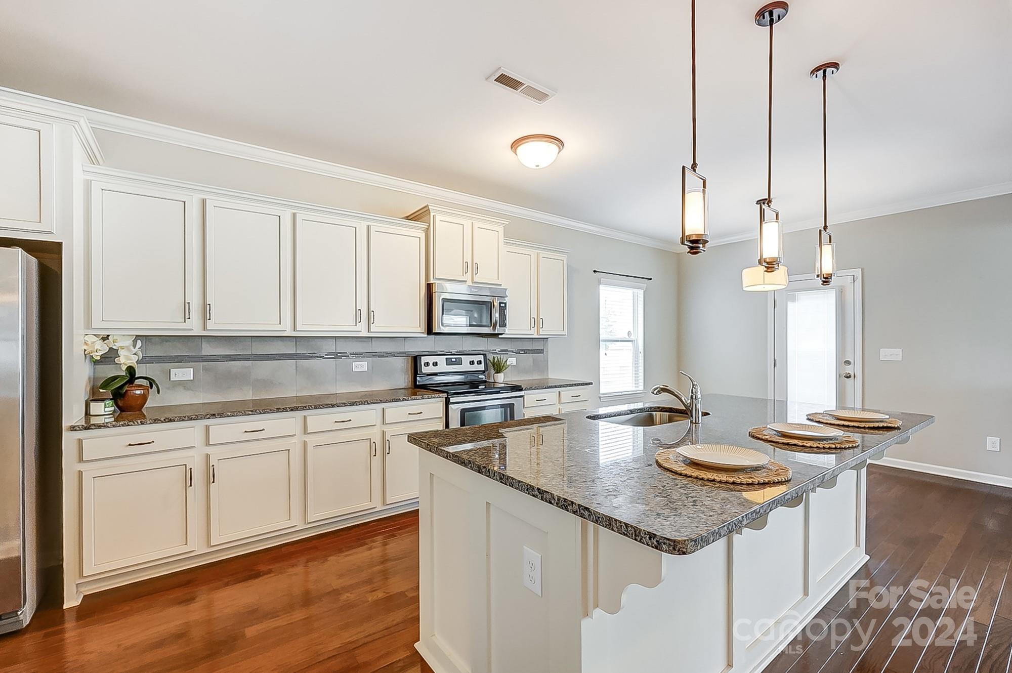Beautiful 3-bedroom 2.5 bath home located in the desirable Newport Lakes Community. This Beautiful home features a formal dining, butler's pantry, gourmet kitchen, loft and so much more. The Backyard is perfect for those summer BBQ's and entertaining.  Schedule your showing today!