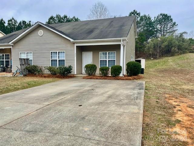 This beautiful 4 bedroom 2 bath duplex home in a very desirable neighborhood of Fort Mill, SC. It is just minutes from downtown Fort Mill and the Fort Mill golf course. It is also an easy drive and access to I-77 for those who want to live in SC and work in Charlotte.

Available for a immediate move in

This home features:

* 4 bedrooms,
* 2 full baths,
* Walk-in closets,
* Carpet throughout,
* Over-sized living room,
* Dining room,
* Kitchen is equipped with appliances and granite counter tops
* Washer/Dryer connections,
* Pet friendly.
*corner lot

Pets allowed with owner approval
Renters insurance required