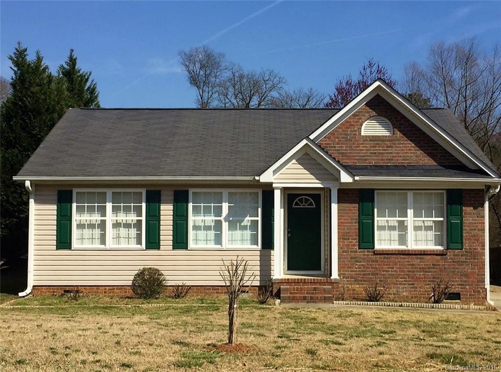 Welcome home! Split bedroom plan, move-in ready: 3 bed and 2 baths. Great room, eat in kitchen. Vaulted ceiling in master bedroom, walk-in closet. One owner. Great location, corner lot! Close access to I-77. It won’t last!!!