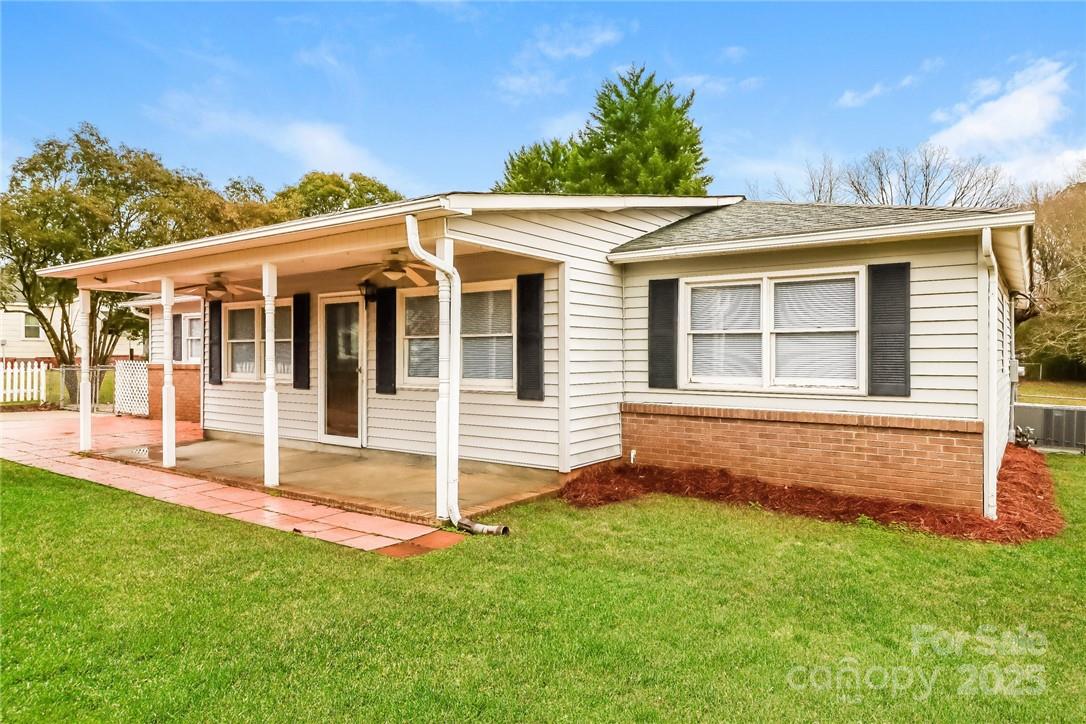 This charming 3-bedroom, 2-bathroom home offers just over 1,900 sq ft of low-maintenance living space, making it an ideal choice for investors or buyers looking for a property with great potential.
The exterior of the home features durable vinyl siding, while the interior boasts laminate flooring for easy upkeep. The welcoming front porch invites you to relax and enjoy the neighborhood, while the spacious family room with a cozy fireplace and built-in shelves provides the perfect space for gatherings and relaxation. With generous-sized bedrooms and two full bathrooms, this home is perfect for comfortable living.
One of the standout features of this property is the large yard, offering plenty of space for outdoor activities, gardening, or even future expansion. Located in a quiet, established area of Rock Hill, you'll enjoy the convenience of being just a short drive from local shopping, dining, and schools, along with easy access to major highways for commuting.