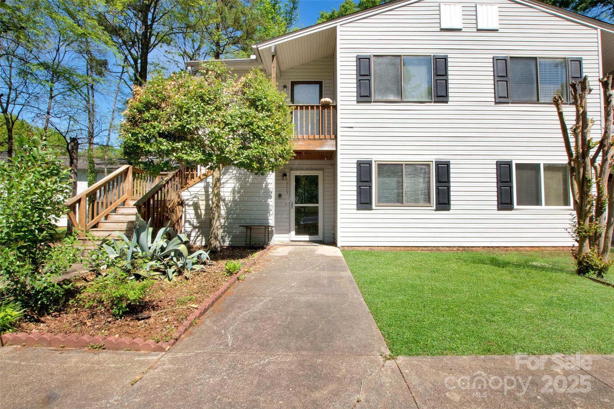 This 2 bedroom, 1 bath main-level condo features laminate wood floors throughout the main living areas and bedrooms. The kitchen includes a breakfast area, and sliding doors from the living room open to a covered porch with an attached storage/utility closet. Priced to sell and close to shopping, dining, Cherry Park, Manchester Village, and I-77. A great location with everyday essentials and amenities just minutes away.