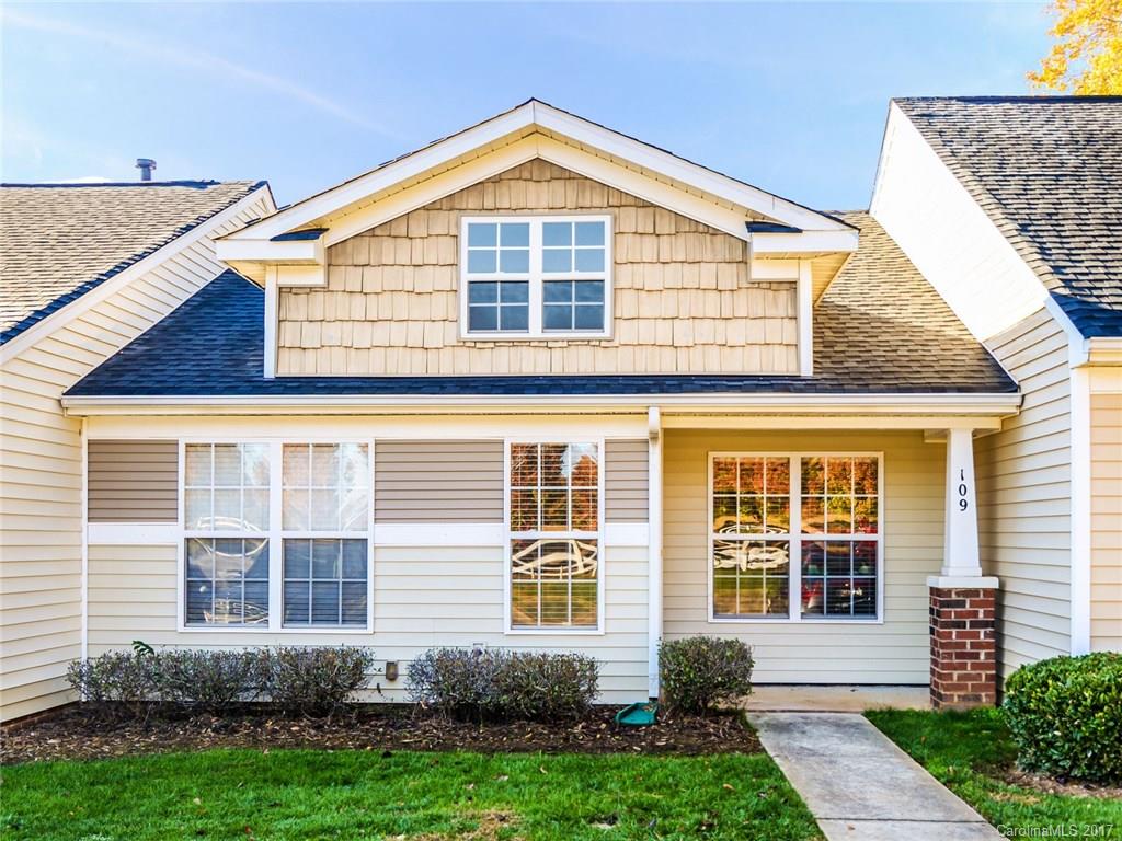 You will love this charming 2 bedroom 2 bath townhome in desirable Olde Towne. Open and airy with tons of light. Vaulted ceiling in greatroom. Split bedroom plan. Kitchen is open to family room and perfect for entertaining. Community swimming pool. Great schools. Very convenient to shopping and interstate. A MUST SEE!