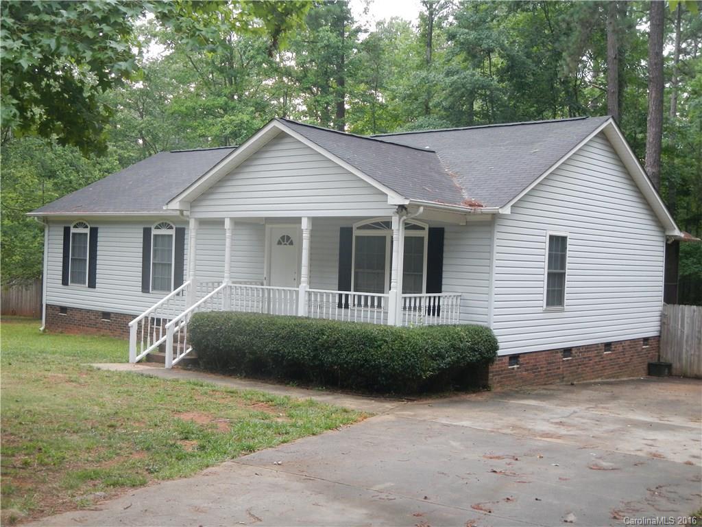 Beautiful home and very well maintained. Very nice floor plan with a large living room. Kitchen has lots of counter space and cabinets. Dining room that opens to screened porch. Master bedroom is a nice size with an upgraded walk-in closet. Fairly new HVAC that was replaced in 2010 with a 20 year transferable warranty. New hardwood (Jun 2016).All rooms freshly painted (June 2016). Nice Location, near historic downtown York and the York Recreation Complex.