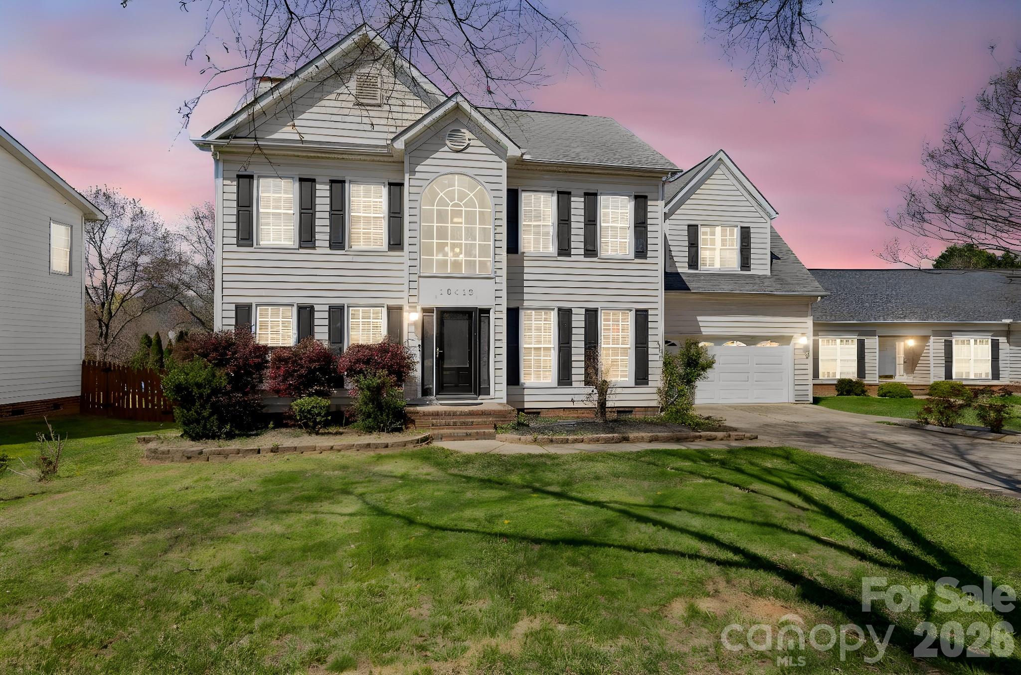 Don’t miss this incredible opportunity in the highly sought-after Hampton Ridge community — plus the seller is offering a $2,500 paint allowance for added peace of mind! Tucked away on a cul-de-sac and conveniently located near top-rated schools, Birkdale Village, shopping, dining, and I-77, new Atrium hospital - this home truly has it all.
With 4 bedrooms, 2.5 baths, and a spacious BONUS ROOM, this home offers the ideal layout for everyday living, working from home, and entertaining. The main level features a formal living room perfect for a home office, a dining room, a cozy great room, and an open kitchen overlooking the living area — all filled with beautiful natural light.
This home has been extensively updated with over $95,000 in improvements! The stunning kitchen renovation features marble countertops, marble backsplash, under-cabinet lighting, beautiful cabinetry, and stainless steel appliances — and yes, the refrigerator, washer, and dryer all convey!
Additional updates include refinished hardwood floors throughout the main living areas, dining room, powder room, and staircase (2017), interior paint (2023), replacement AC units (2017), a NEW water heater with a 10-year warranty (2025), and beautifully renovated primary and secondary walk-in showers (2025). Deck and fence door repairs were also completed in 2025.
Step outside and enjoy relaxing Carolina evenings in the flat backyard featuring a spacious deck and concrete patio — perfect for grilling, entertaining, or simply unwinding. Home has been virtually staged.