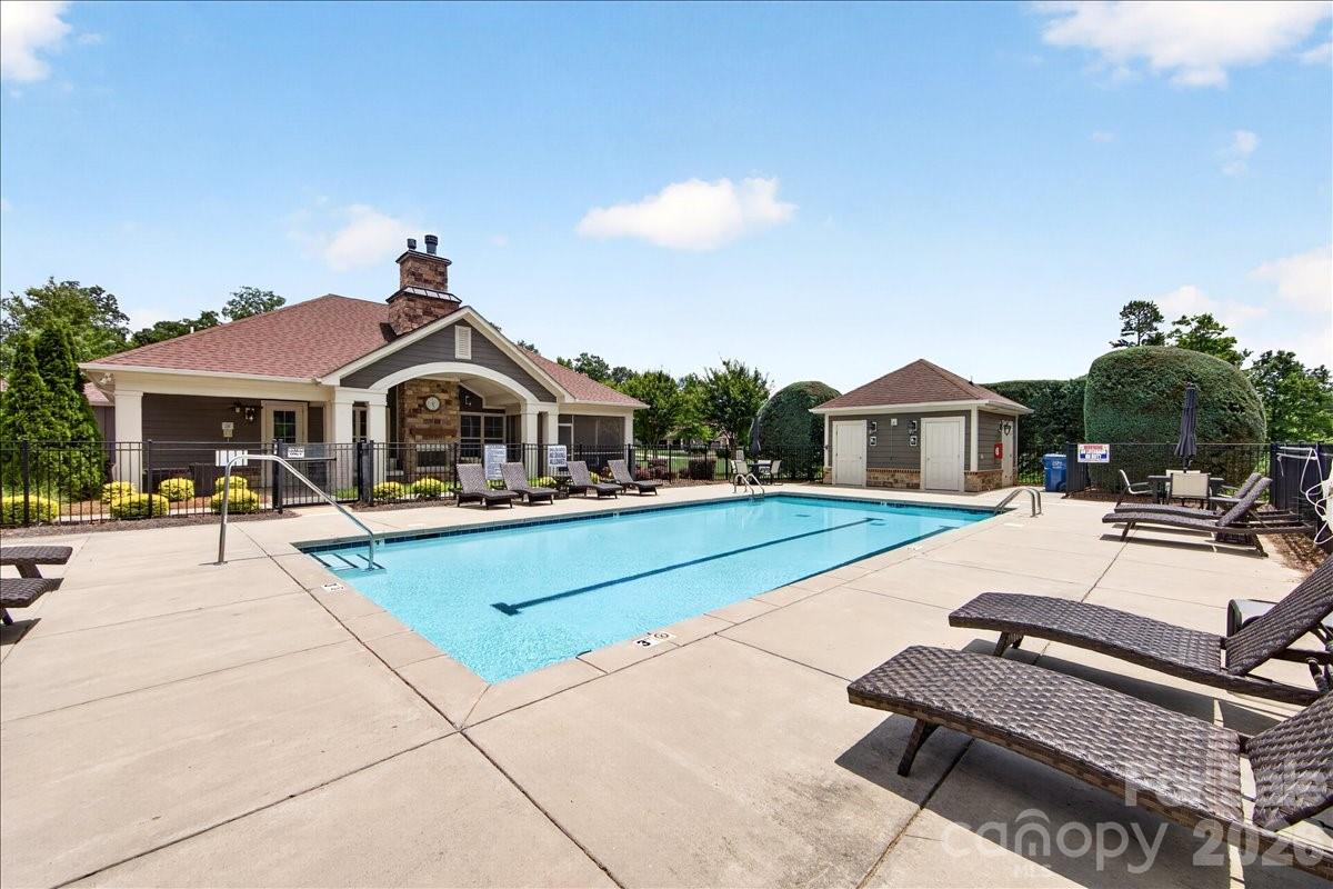 The Courtyards at Emerald Lake - Residential