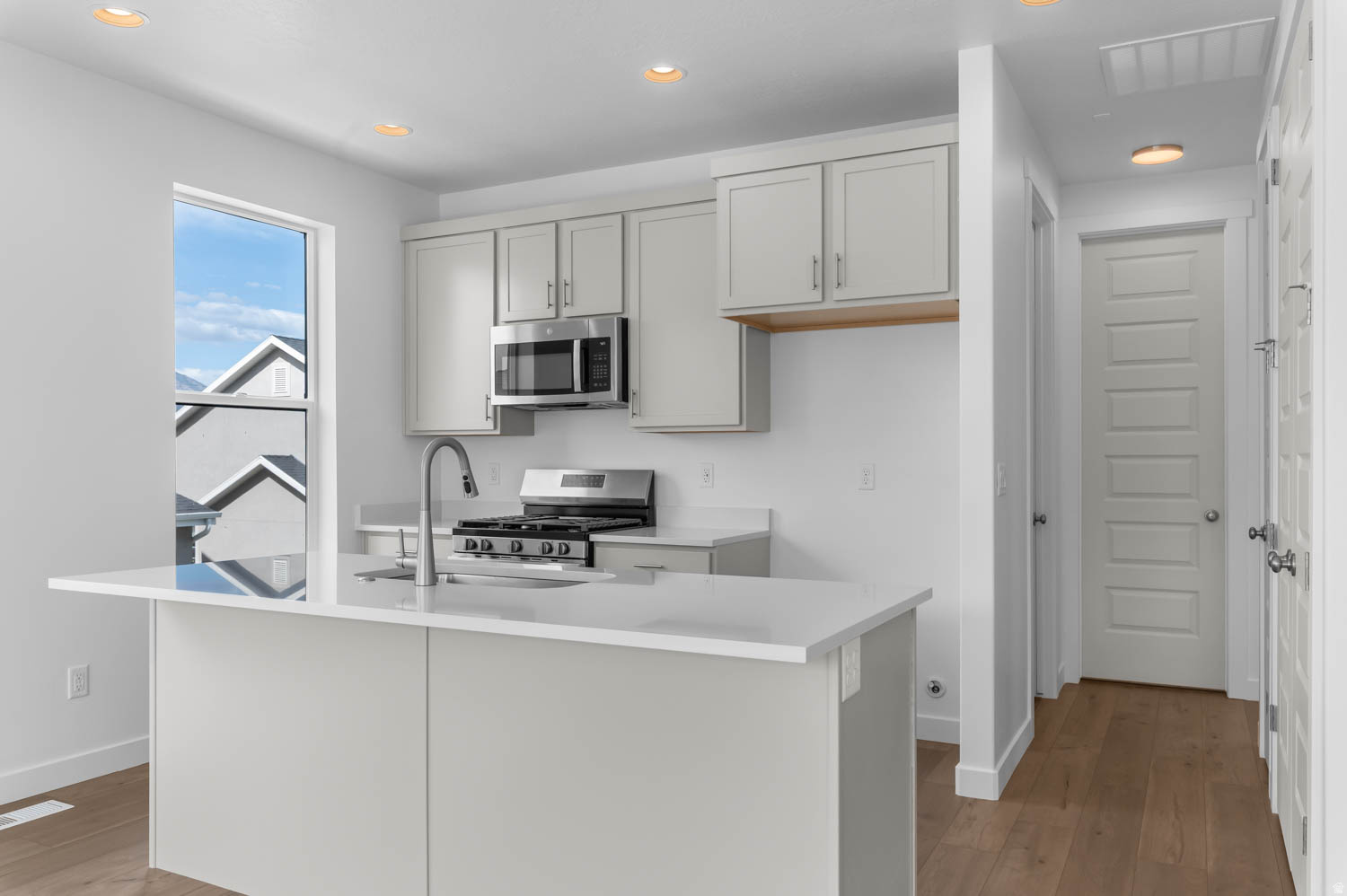 BROADVIEW SHORES COTTAGES 811 - Residential