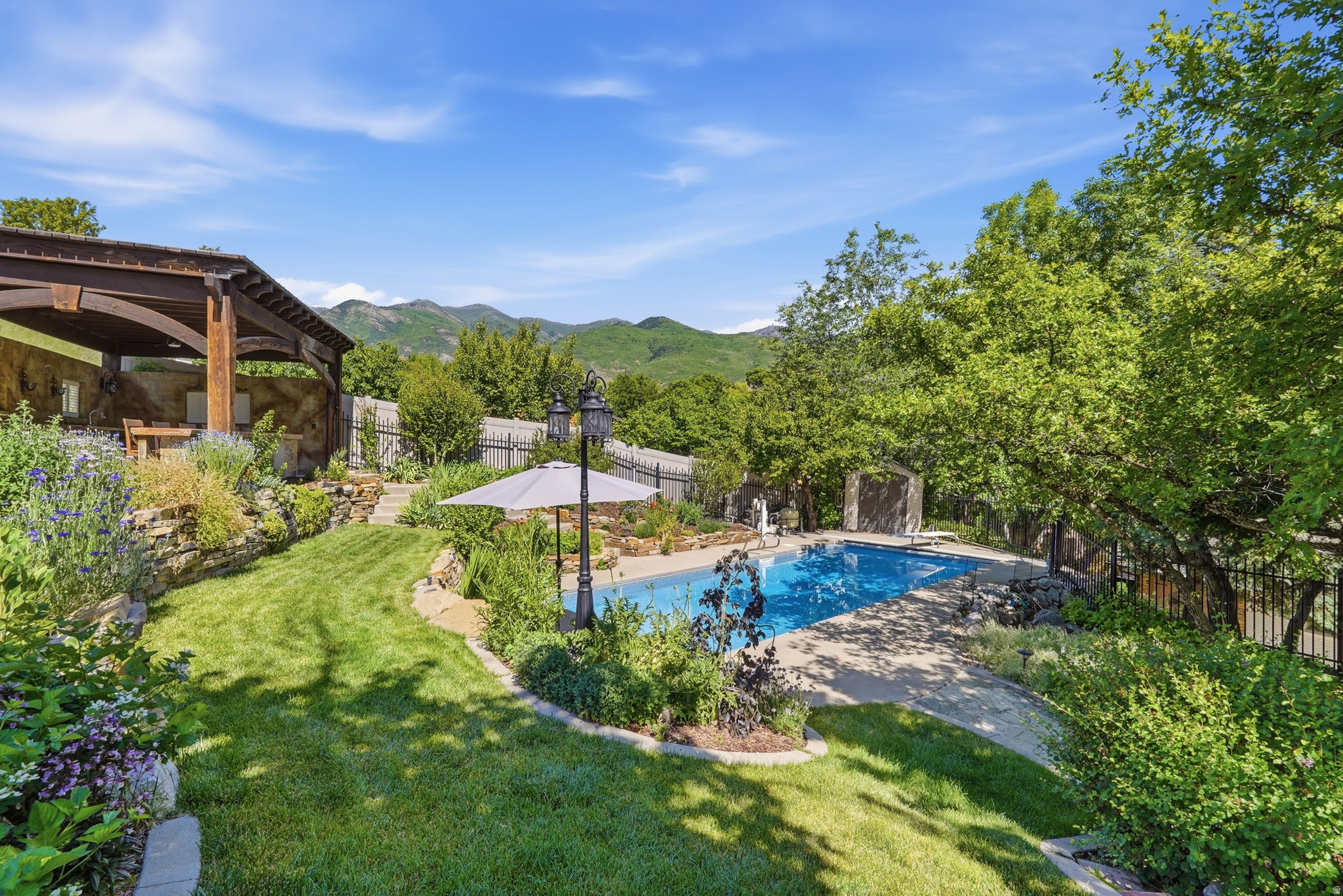 HODS HOLLOW - Residential